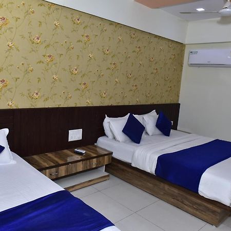 Hotel Lake Palace Ahmedabad Ngoại thất bức ảnh