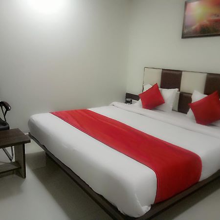 Hotel Lake Palace Ahmedabad Ngoại thất bức ảnh