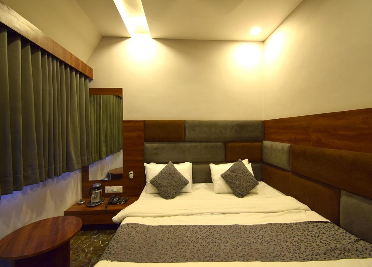 Hotel Lake Palace Ahmedabad Ngoại thất bức ảnh