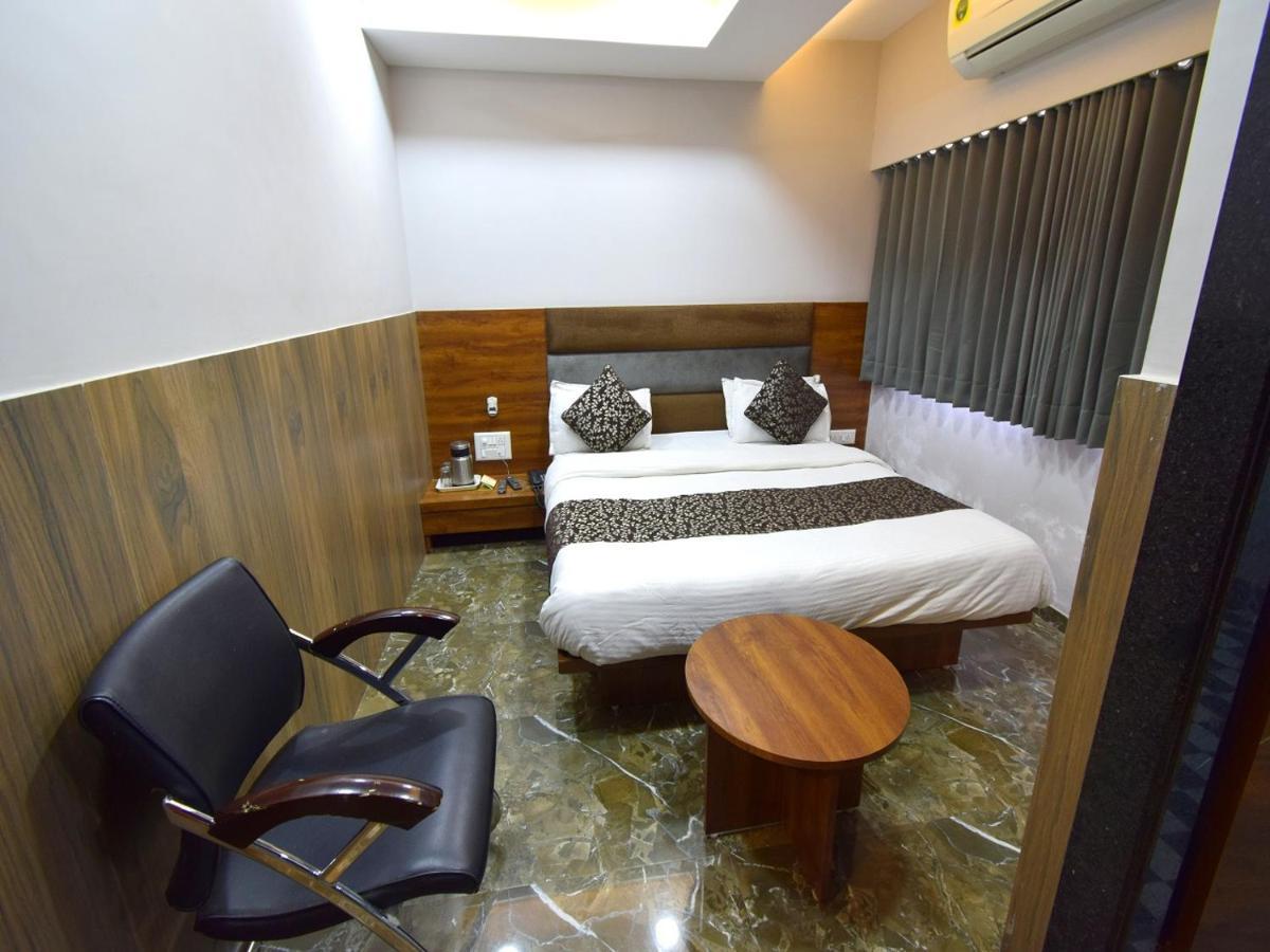Hotel Lake Palace Ahmedabad Ngoại thất bức ảnh