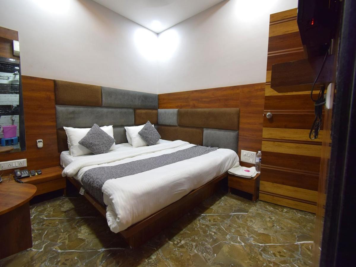 Hotel Lake Palace Ahmedabad Ngoại thất bức ảnh