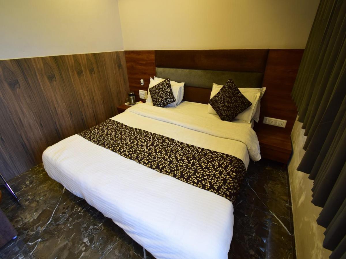 Hotel Lake Palace Ahmedabad Ngoại thất bức ảnh
