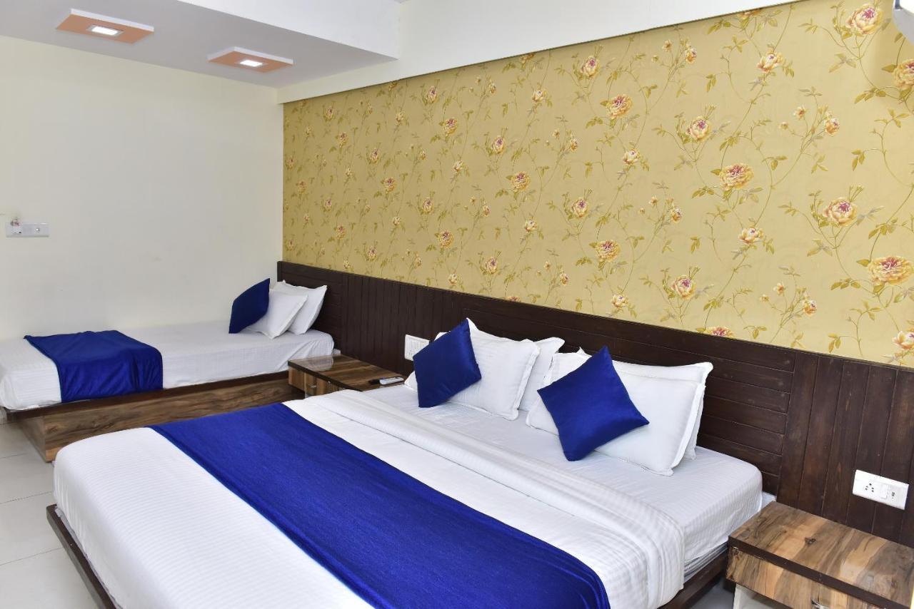 Hotel Lake Palace Ahmedabad Ngoại thất bức ảnh