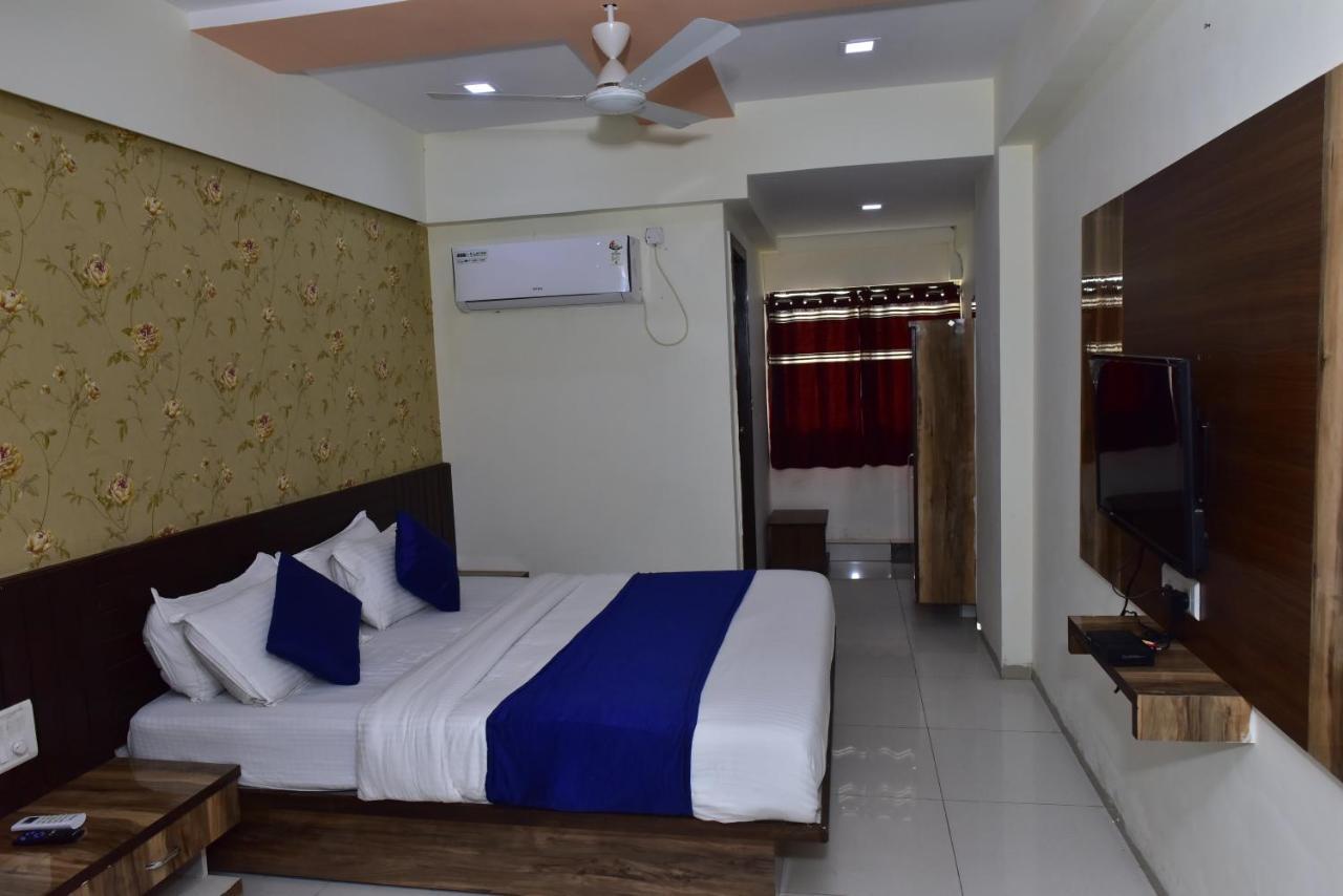 Hotel Lake Palace Ahmedabad Ngoại thất bức ảnh