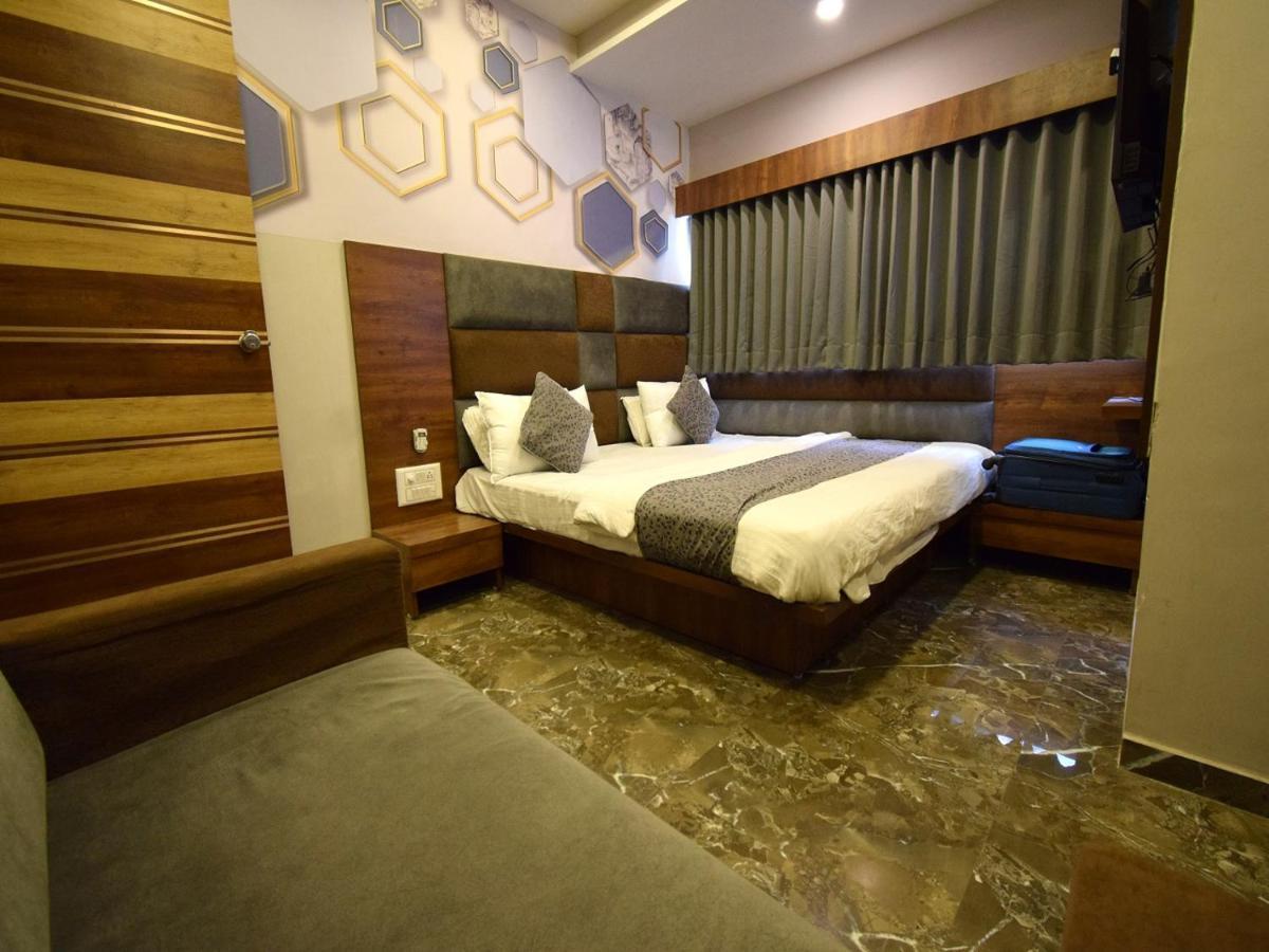 Hotel Lake Palace Ahmedabad Ngoại thất bức ảnh