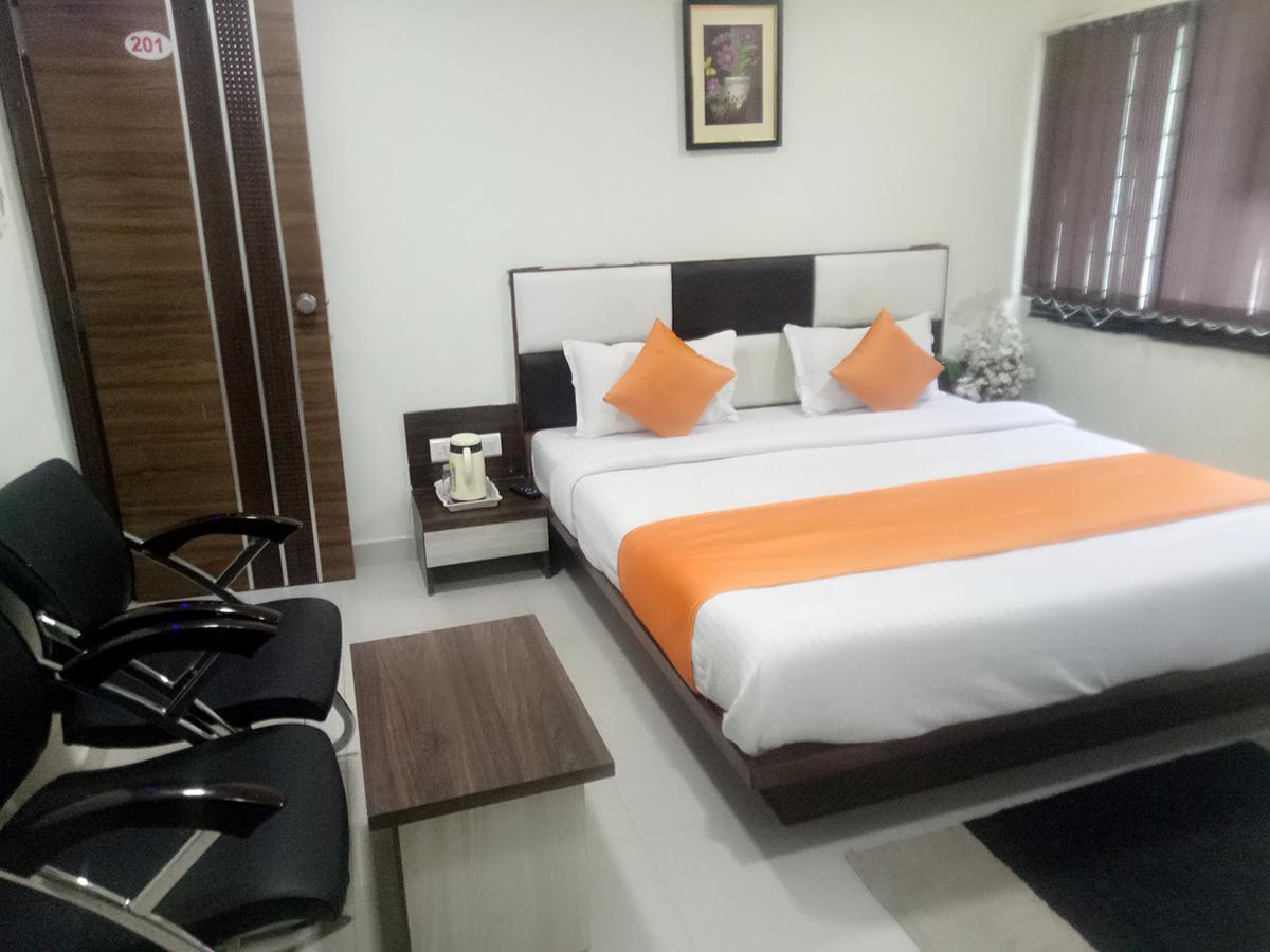 Hotel Lake Palace Ahmedabad Ngoại thất bức ảnh