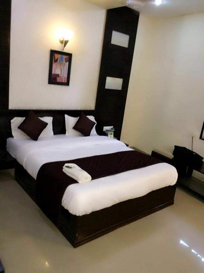 Hotel Lake Palace Ahmedabad Ngoại thất bức ảnh