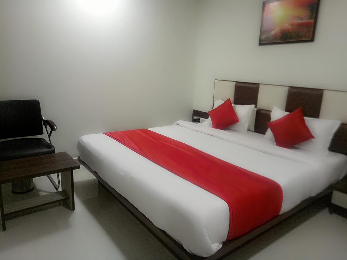 Hotel Lake Palace Ahmedabad Ngoại thất bức ảnh