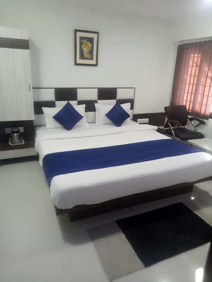 Hotel Lake Palace Ahmedabad Ngoại thất bức ảnh
