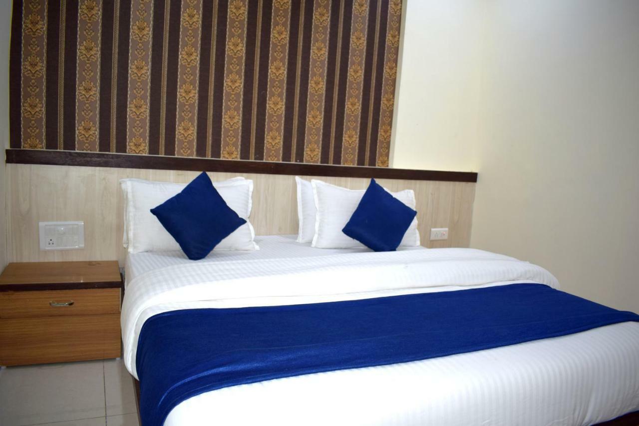 Hotel Lake Palace Ahmedabad Ngoại thất bức ảnh